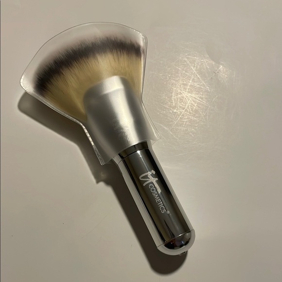 it cosmetics Other - IT Cosmetics Silver Handle Brush with Cream Bristles